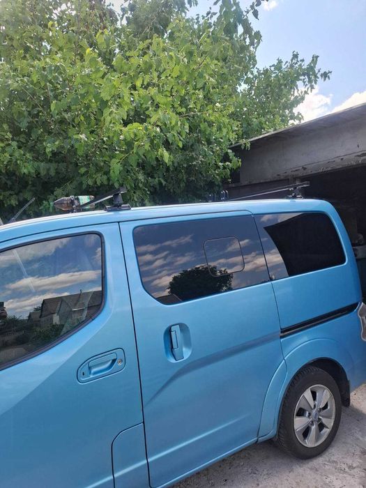 Стальные поперечины на крышу Nissan NV200 с фиксаторами груза.