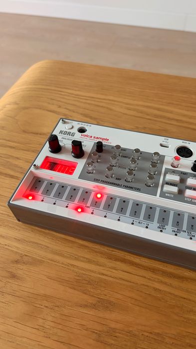 Аналоговий синтезатор Korg Volca Sample 2