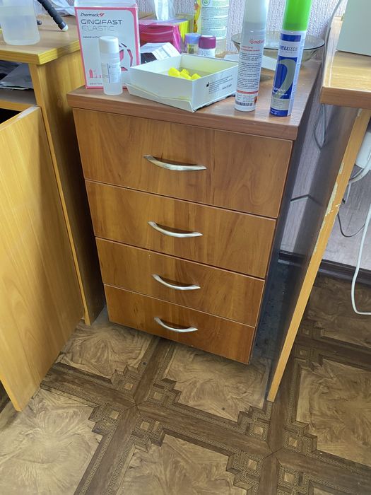 Тумбочка на колесах, диван , кресло офисное