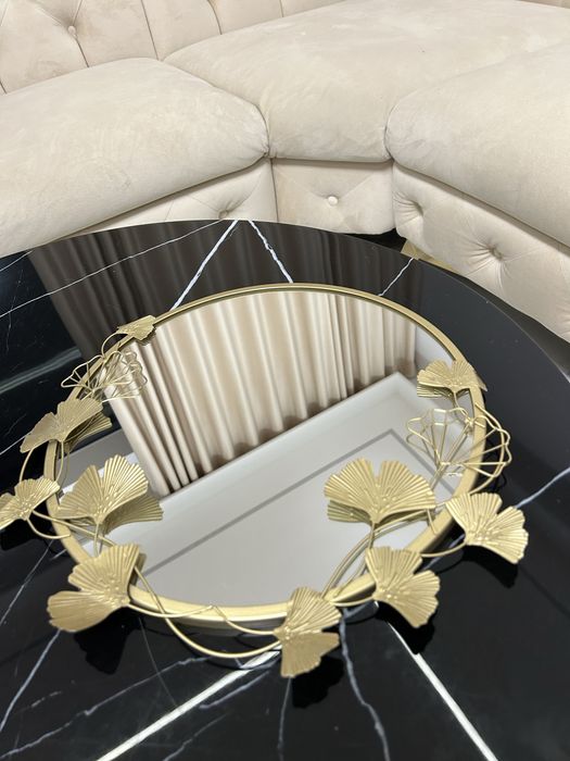 Lustro ścienne w złotej ramie