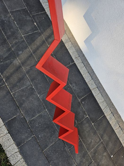 Drewniana półka z niewidocznym montażem