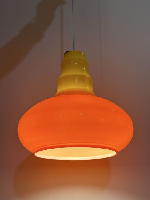 Kolorowa lampa wisząca vintage NRD z lat 70. – oryginał