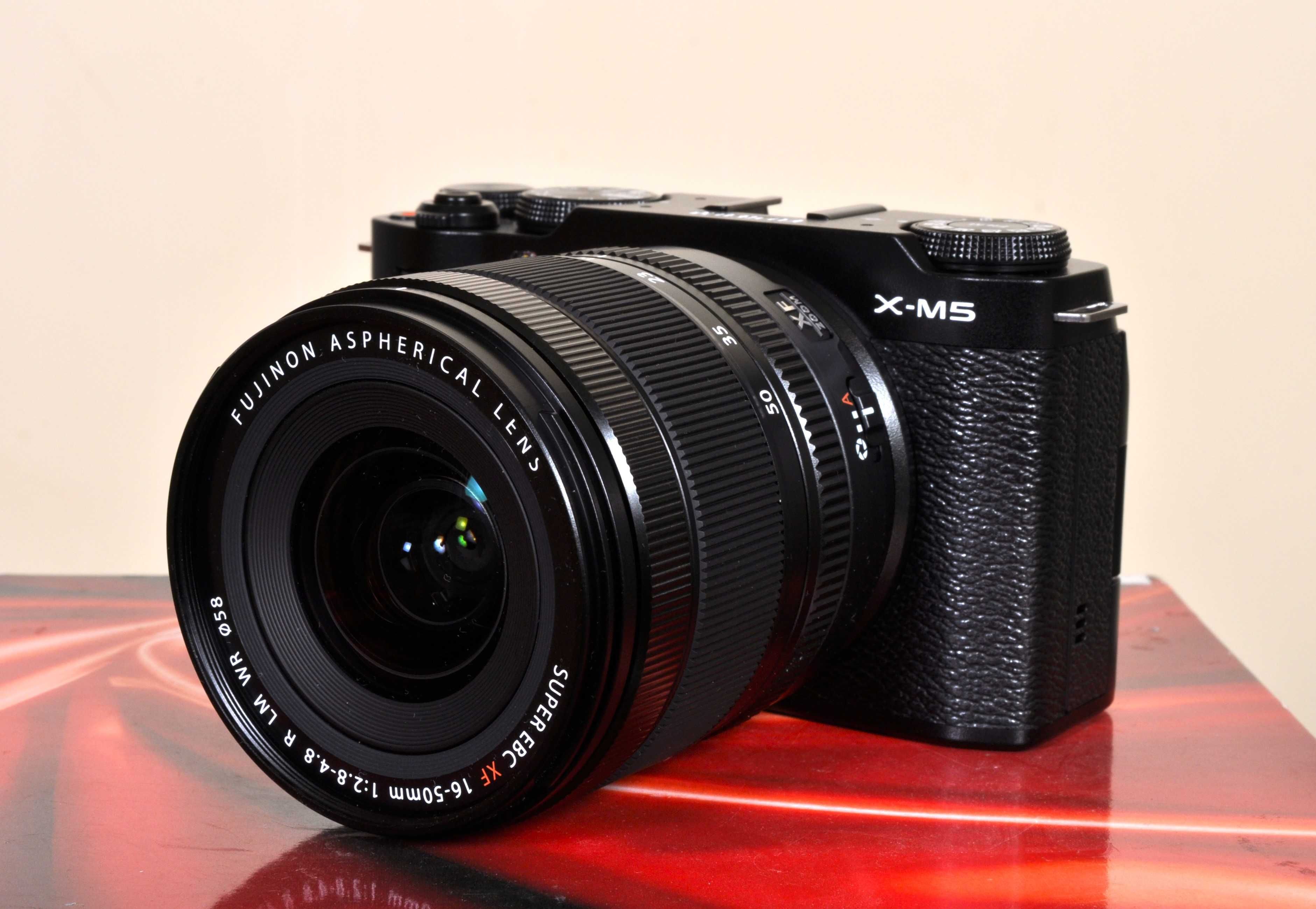 Fuji X-M5 Novo + Fuji XF 16x50 F: 2.8-4.8 WR como novo. Bateria estra.