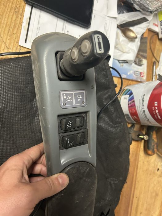 Podłokietnik dżoistik od ładowacza czołowego claas fendt new holland