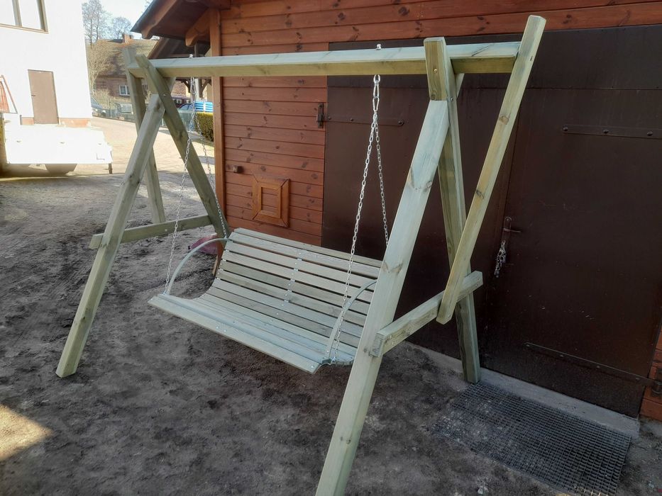 Huśtawka, plac zabaw z drewna, lawka, domek dla dzieci.