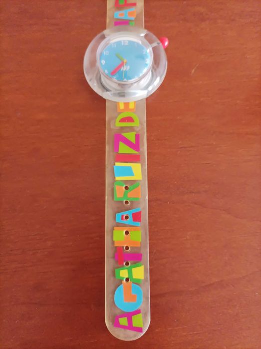 Relógio om bracelete em plástico