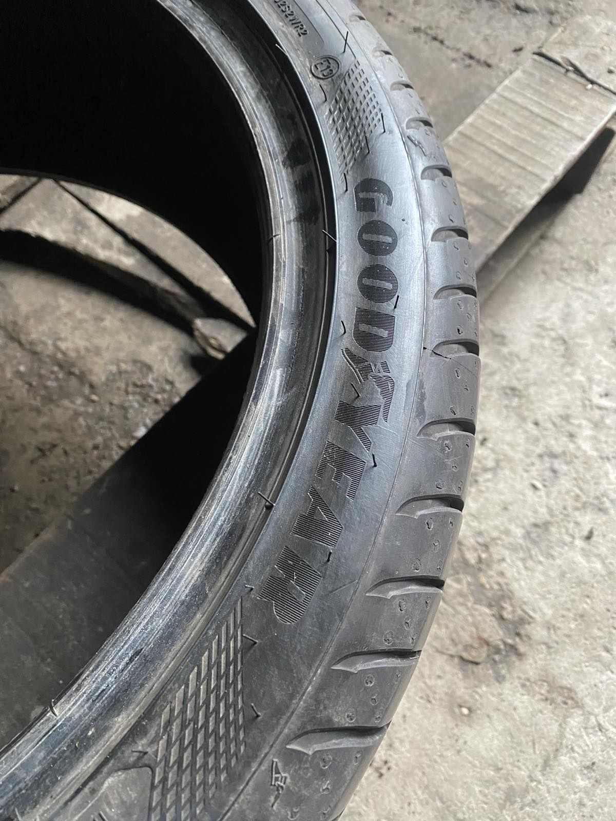 225.40.18 GoodYear 1шт лето БУ склад шины резина из Европы 40 R18