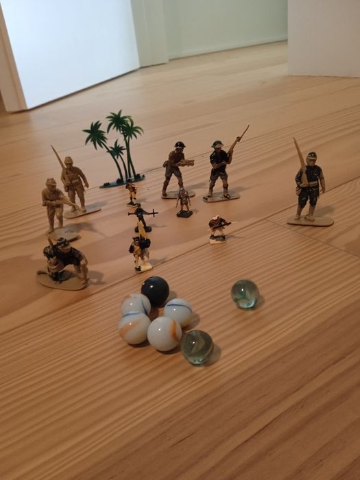 Soldados miniaturas de plástico e berlindes