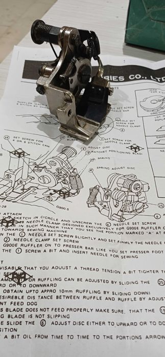Aparelho para maquina de costura para fazer pregas