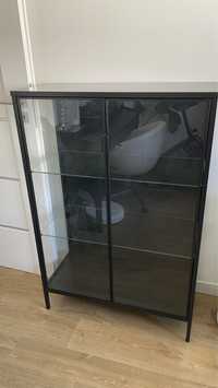 Czarna szklana witryna Ikea RUDSTA