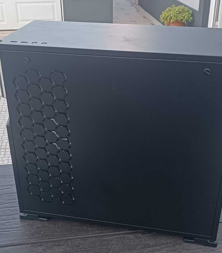 Caixa de PC - Torre Midi com excelente refrigeração e design elegante