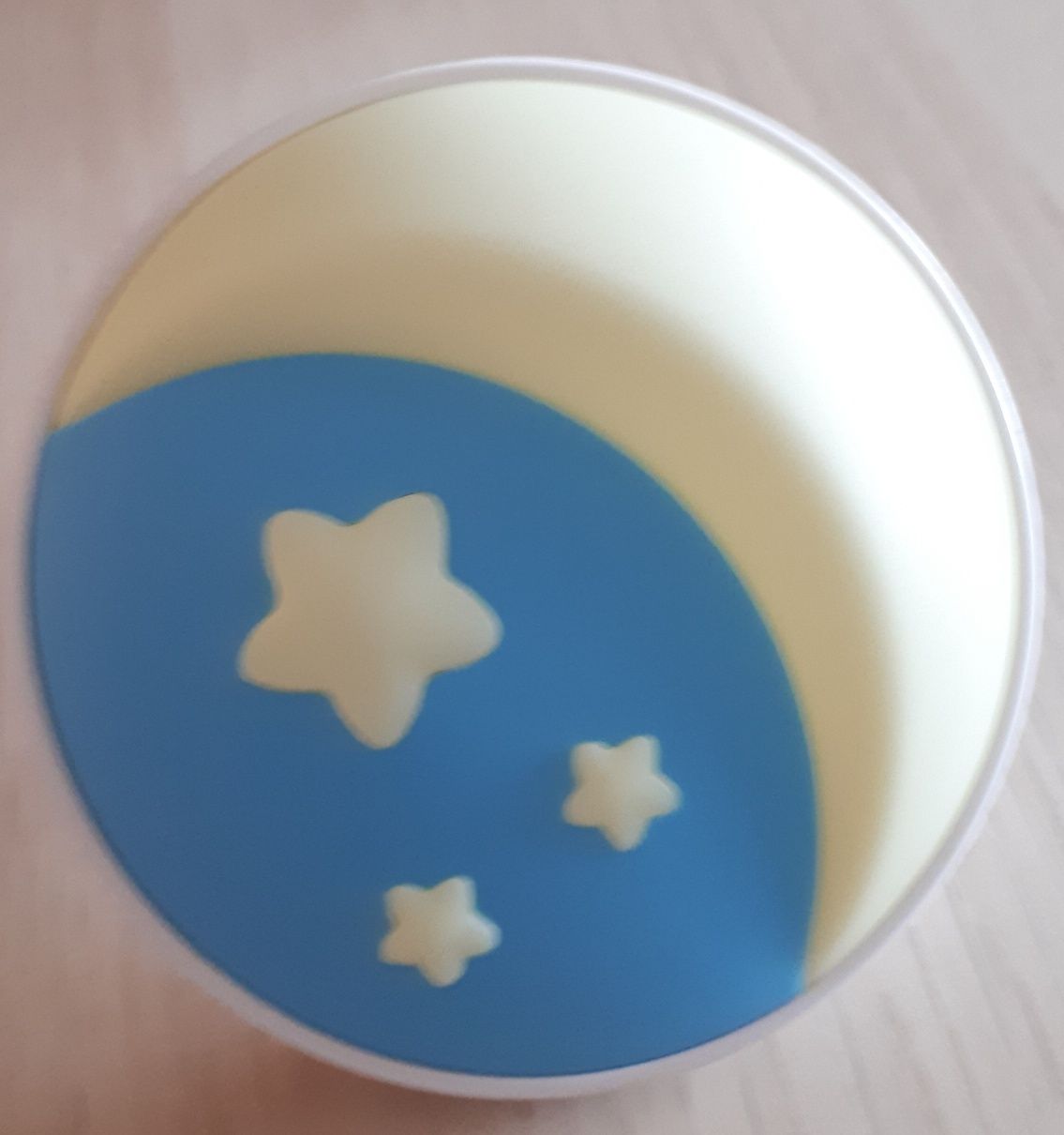Lampka nocna do gniazdka LED, kolor żółty, czujnik światła.