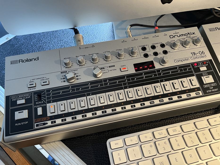 Caixa de ritmos Roland tr-06