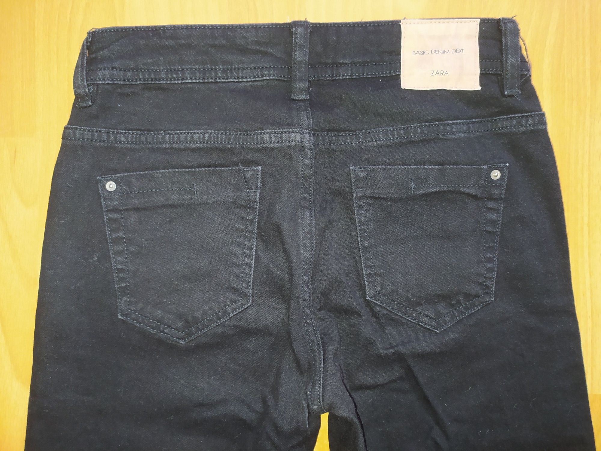 Продам чёрные джинсы для девочки фирмы ZARA размер 34.