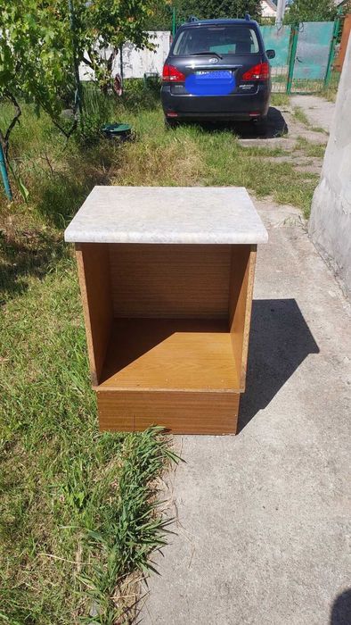 Кухня. Стол. Стул. Мойка.