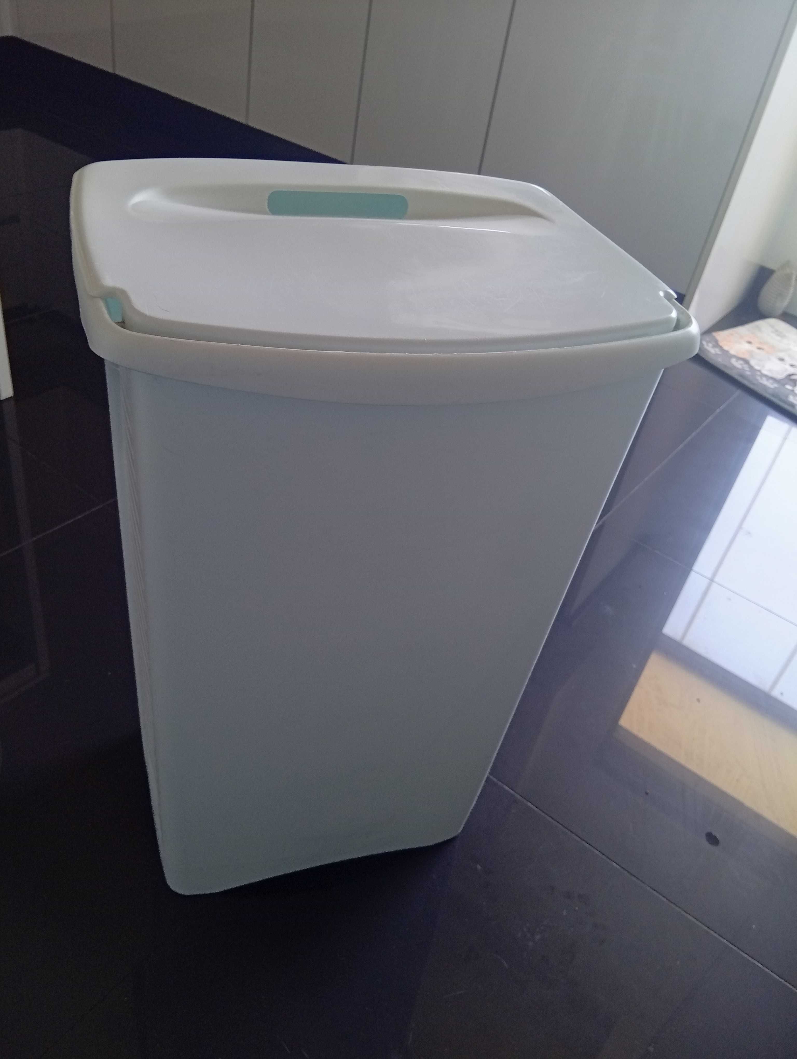 Cesto para roupa suja, em plástico rígido