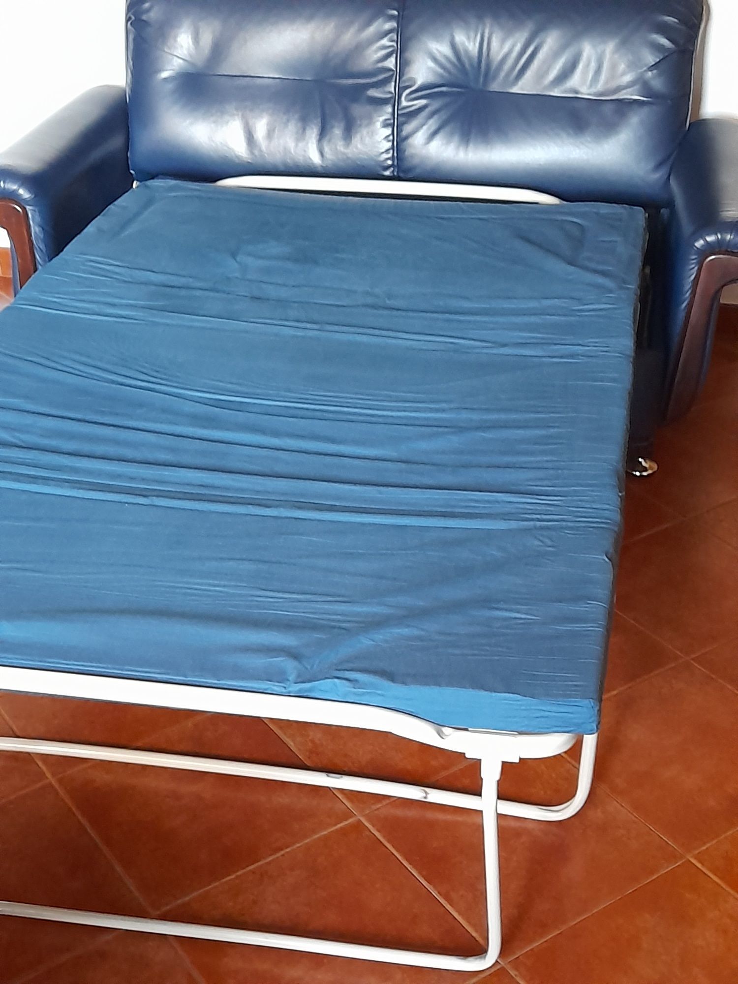 Sofá cama em pele sintética azul escura