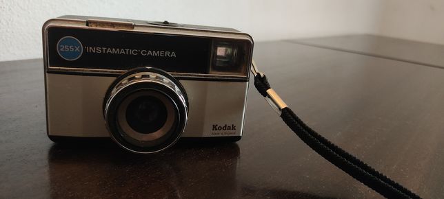 Máquina fotográfica vintage marca Kodak e vários aparelhos vintage