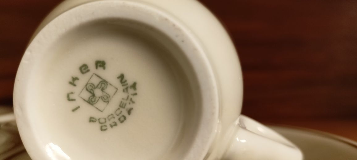 Sześć filiżanek z podstawkami inker porcelana chorwacka kolor ecru