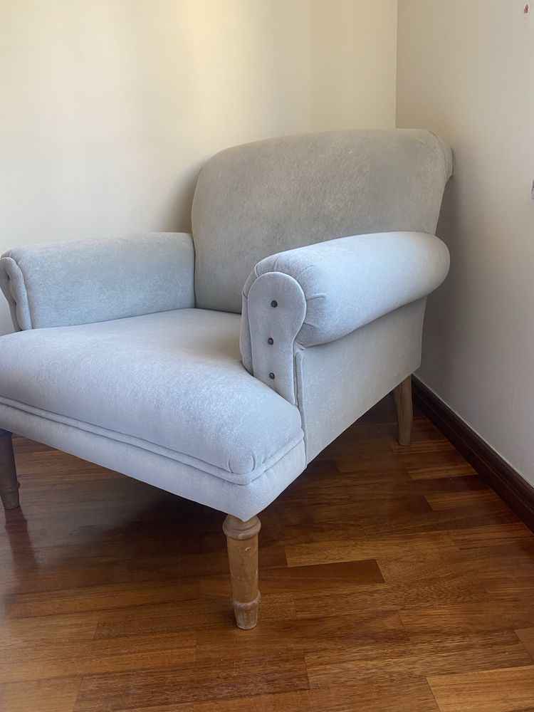 Sofa cinza claro estofado de novo