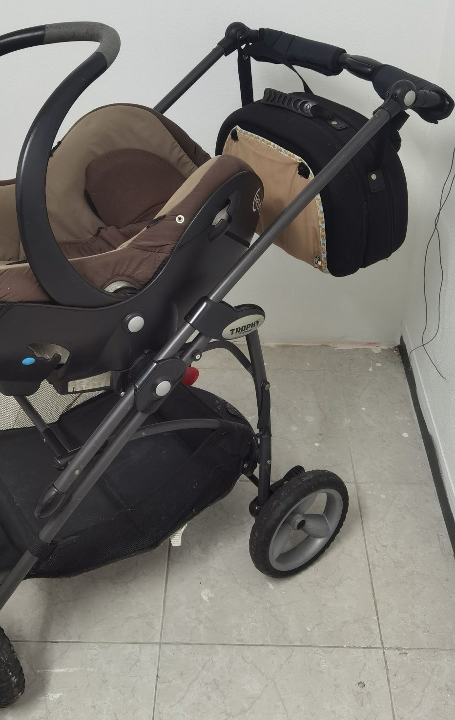 Carrinho de Bebé Ovo com maleta