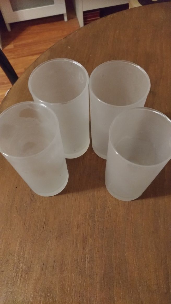 14 szklanek mlecznych