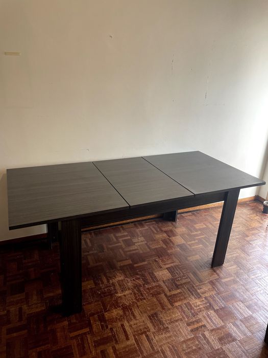 Secretária em bom estado com cadeiras