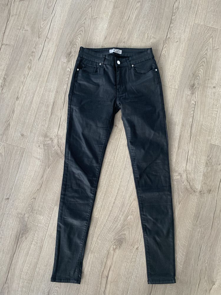 Czarne woskowane jeansy Mango 36
