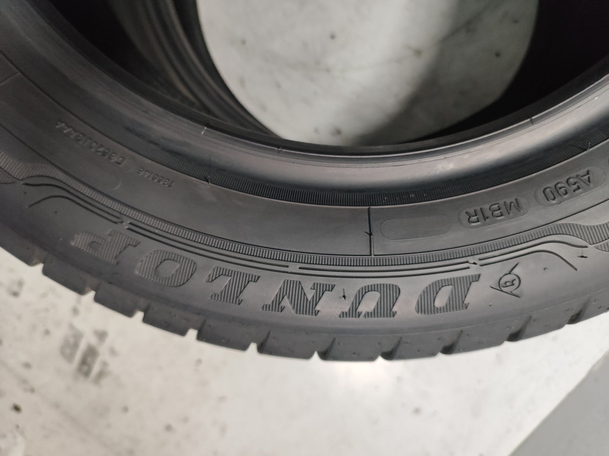 2 pneus semi novos Dunlop 185/60R15 84H Oferta dos Portes