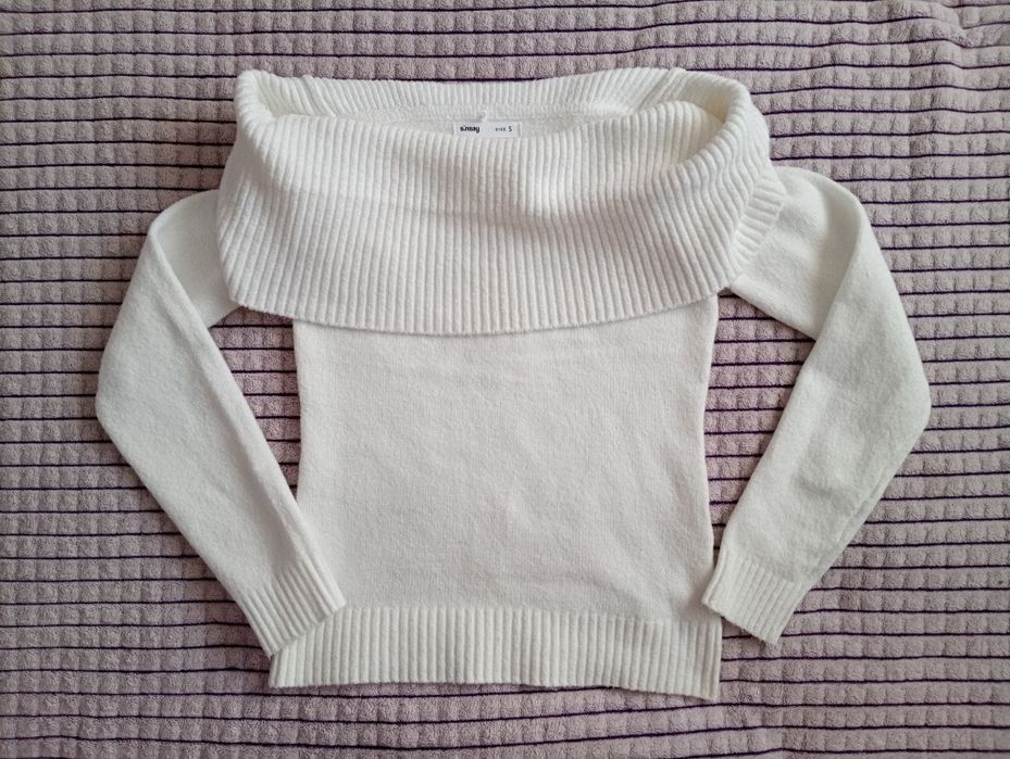 Біла кофта з відкритими плечами