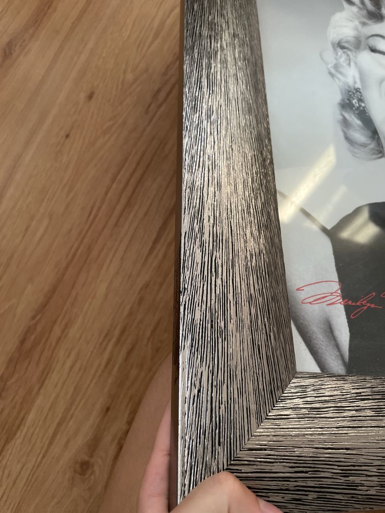 Fotokopia marilyn monroe w drewnianej srebnej ramie