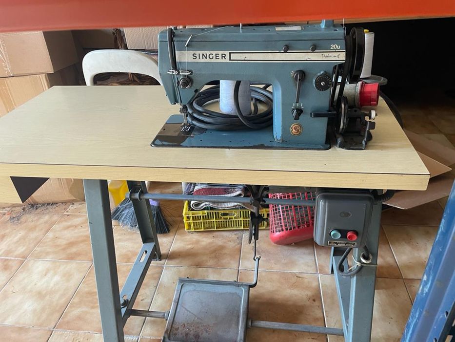 Máquina de costura marca Singer