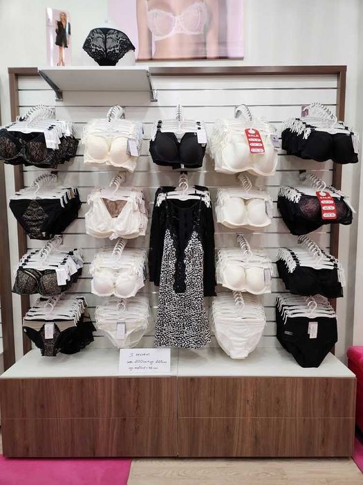 Meble do sklepu ze ścianami typu SPACEWALL do własnej aranżacji