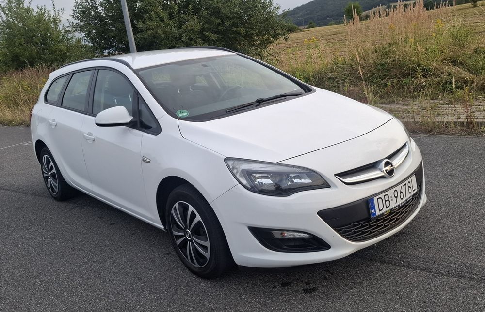 Opel Astra J 1.6 Benzyna 115km 2016r Kombi 151 tkm Zarejestrowana z DE