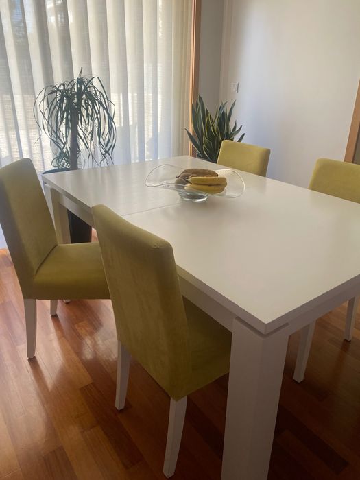 Mesa branca em Carvalho 1,60 X 100 extensível com 4 cadeiras excelente