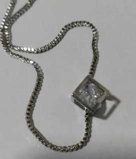 Naszyjnik koloru srebrnego sześcian z cyrkonią, walentynki