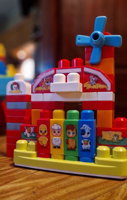 Farma z wydającymi dzwięk zwierzątkami, klocki Mega Bloks Fisher price