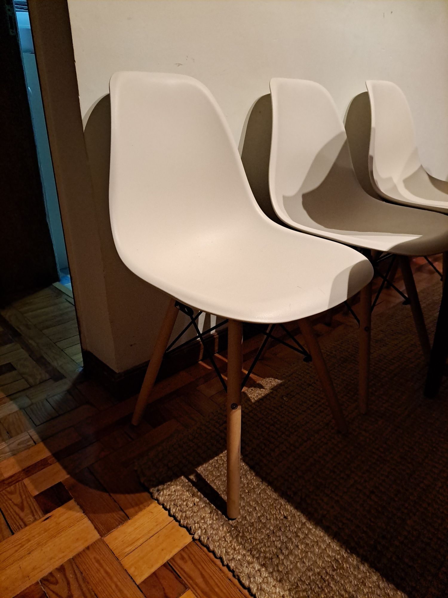 Cadeira em madeira creme