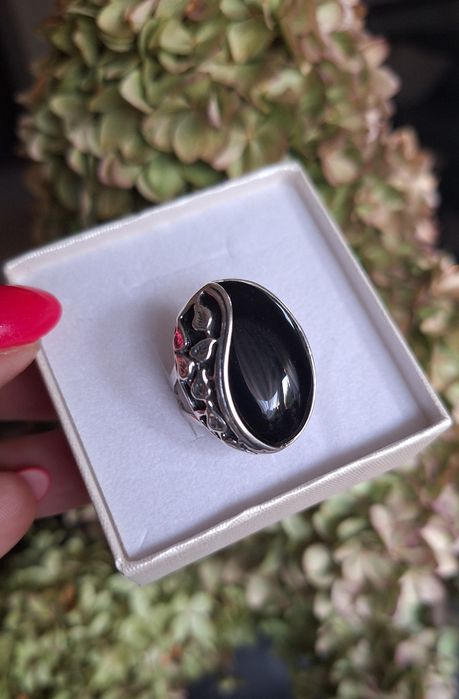 Pierścionek srebrny 925 z dużym czarnym onyksem i ażurem r 18