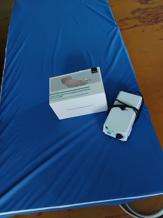 Materac piankowy z wkładem przeciwodleżynowym