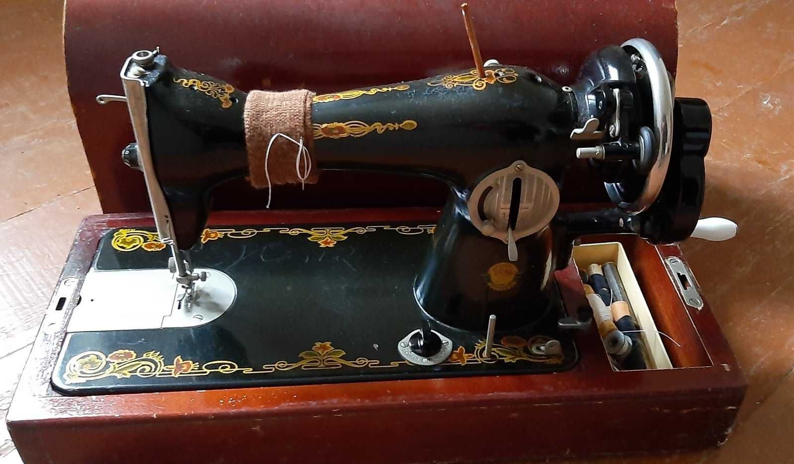 Швейная машинка в хорошем рабочем и внешнем состоянии