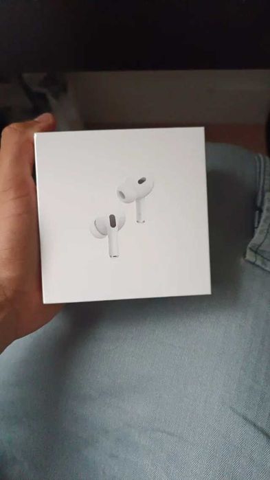 Białe słuchawki AirPods Pro2
