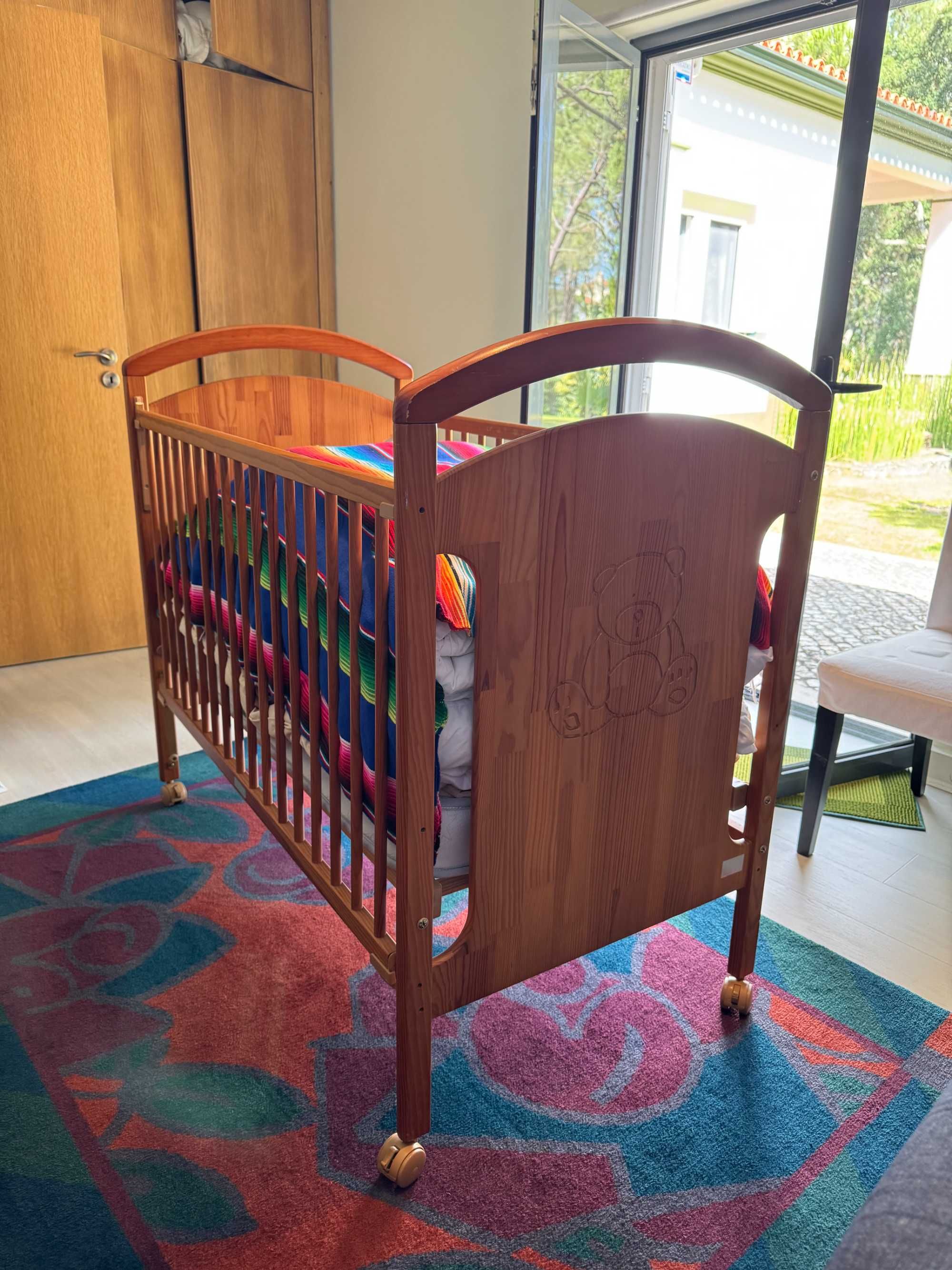 Cama de bebe, colchão, capa de cama e protector.