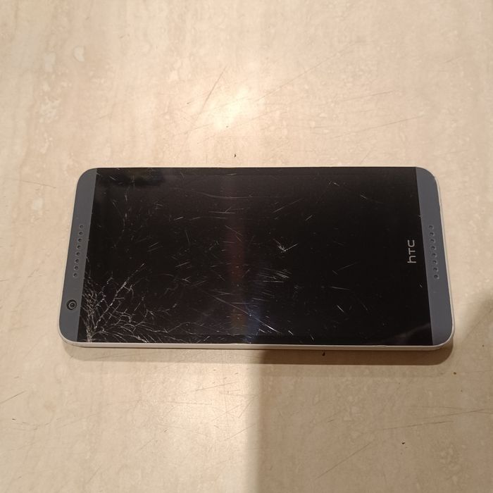 HTC desire 820 .
