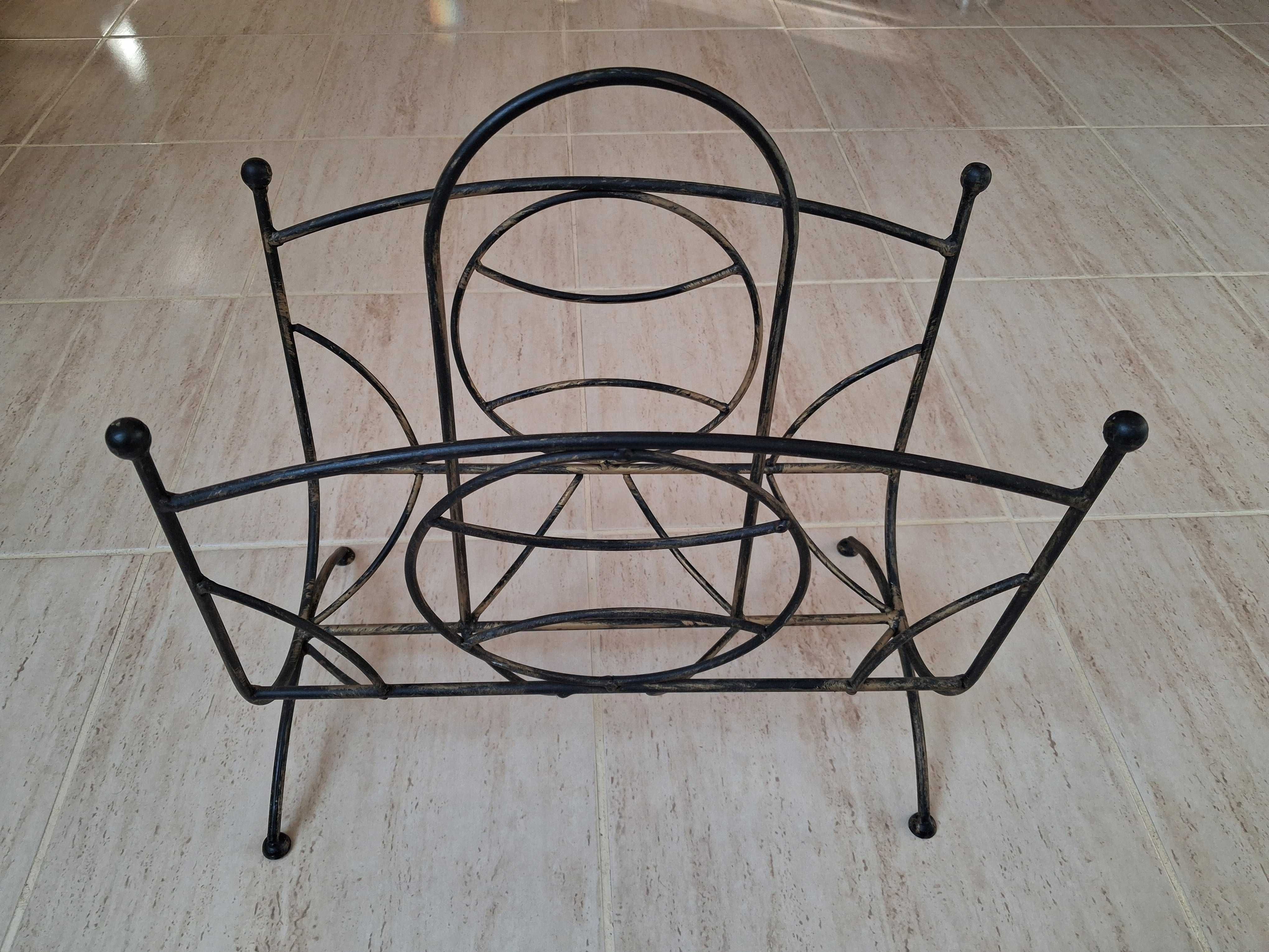 Gazetnik metalowy