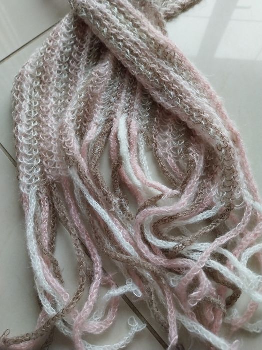 Ciepły szalik z frędzlami