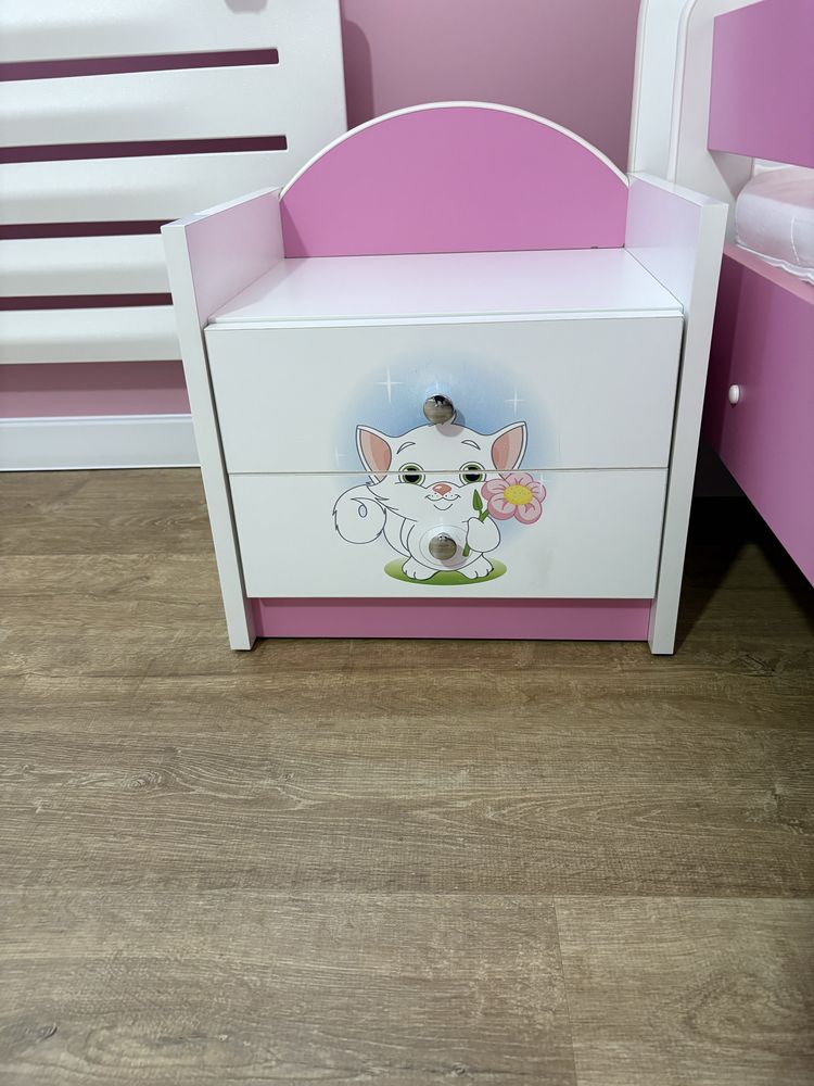 Meble dzieciece z kwiatkami i lotkiem