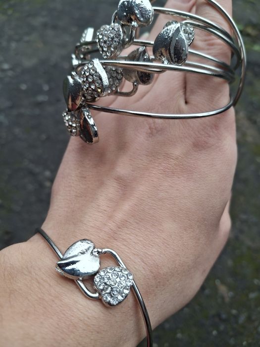 Браслетики з серцями та камінчиками