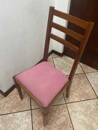 Cadeira de madeira almofadada