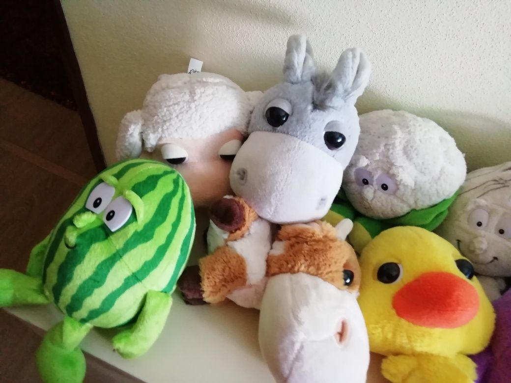 Várias peluches de várias colecçães